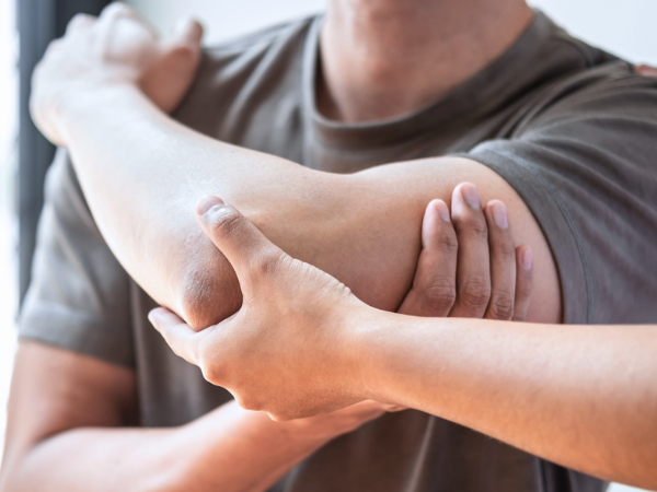 Die Rotatorenmanschettenruptur wird von einem Arzt untersucht.