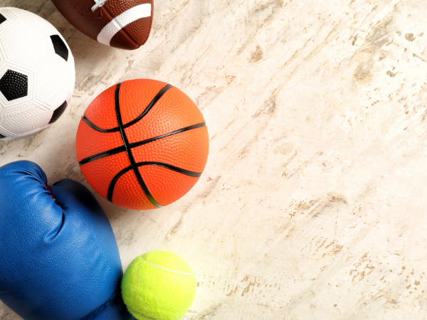 Darstellung eines Boxhandschuhs, einem Fußball, Football, Basketball und einem Tennisball.