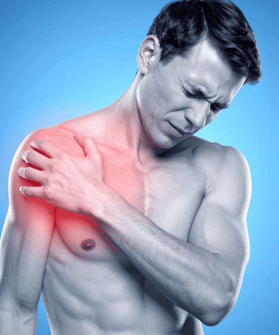 Mann hat an der Schulter Schmerzen.