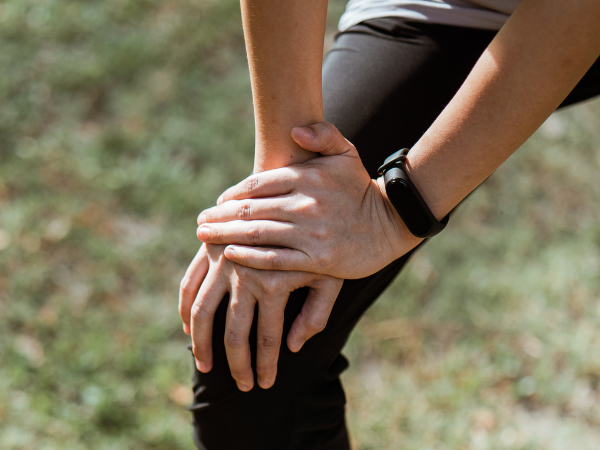 Knie von einem Mann.