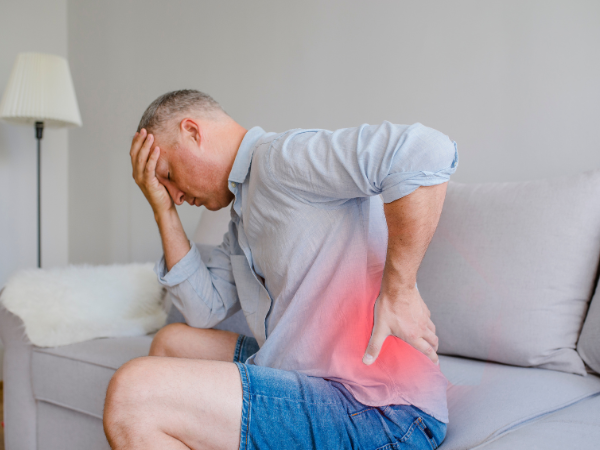Mann mit Hüftschmerzen.