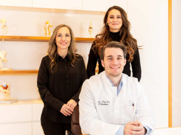 Dr. Berthold mit einem Teil seines Teams.