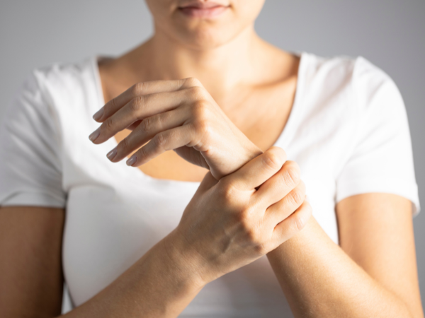 Frau mit Handschmerzen.