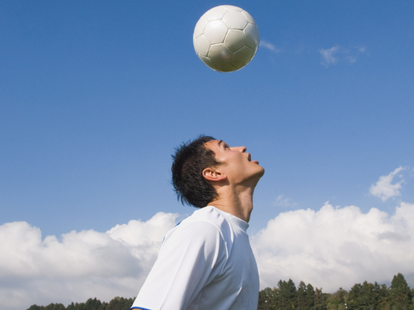 Person beim Fußball spielen.