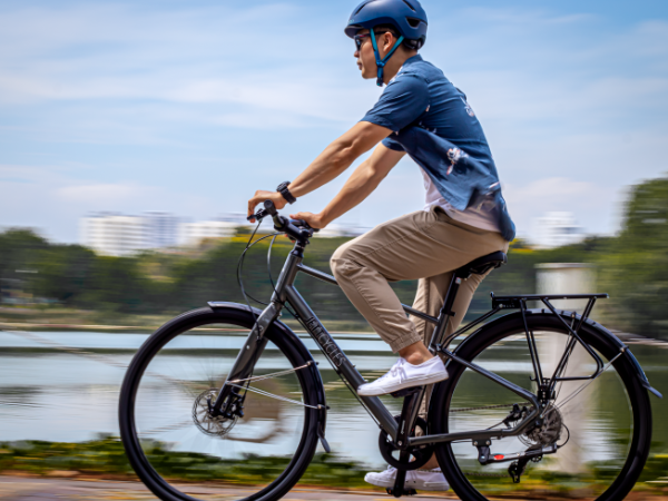 Mann im blauen Hemd auf dem Fahrrad.